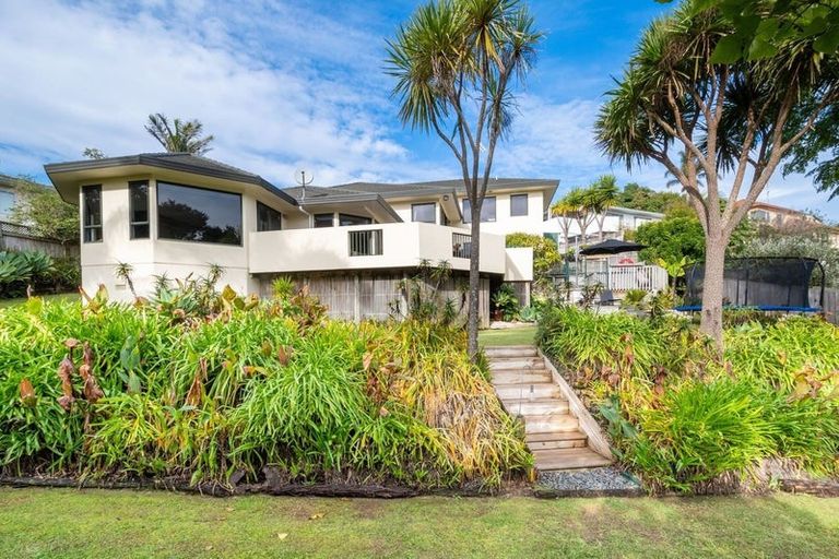 Photo of property in 35 Vermeer Place, West Harbour, Auckland, 0618