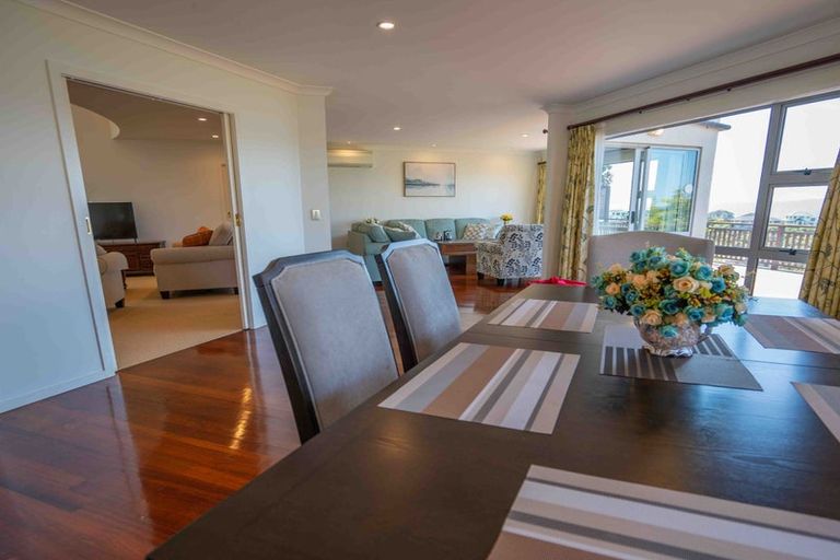 Photo of property in 40 Dress Circle, Newlands, Wellington, 6037