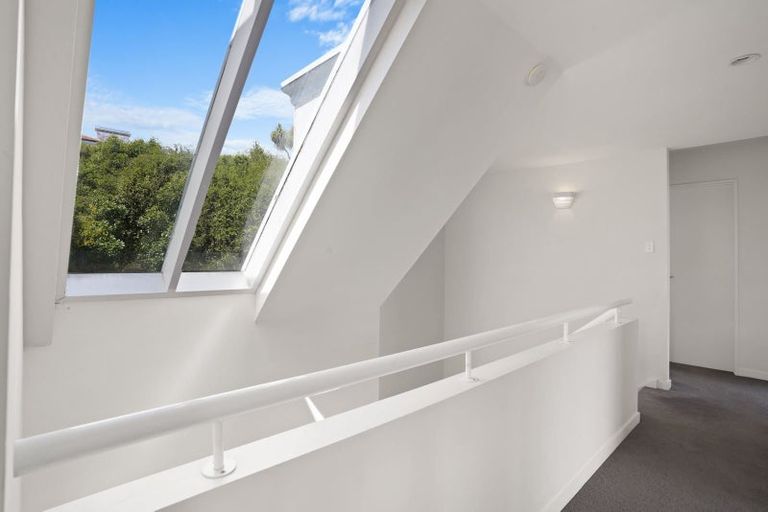 Photo of property in 2/5a Madeley Road, Mount Pleasant, Christchurch, 8081