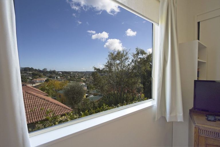 Photo of property in 2/30 Sunset Road, Unsworth Heights, Auckland, 0632