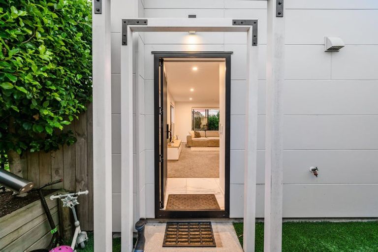 Photo of property in 52f Vodanovich Road, Te Atatu South, Auckland, 0610