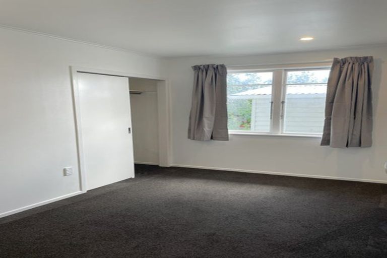 Photo of property in 16 Balmain Street, Newlands, Wellington, 6037