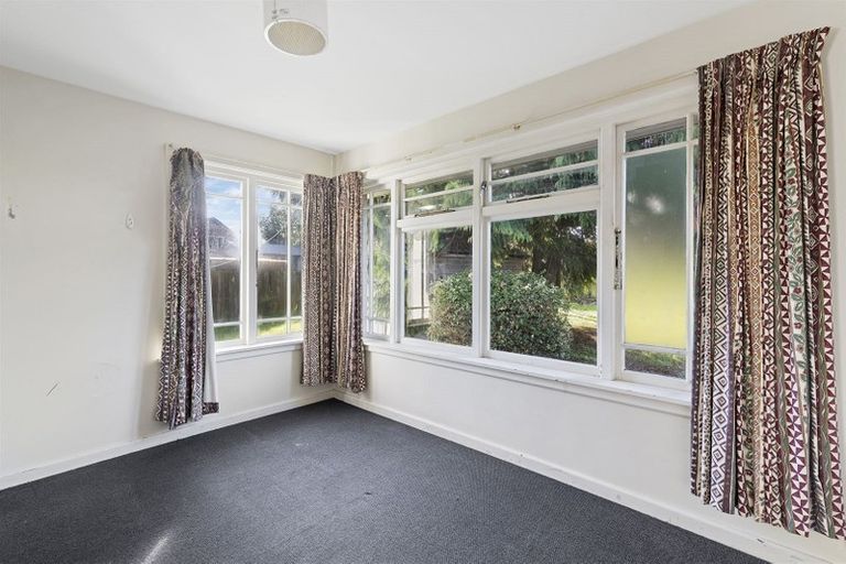 Photo of property in 122 Memorial Avenue, Burnside, Christchurch, 8053