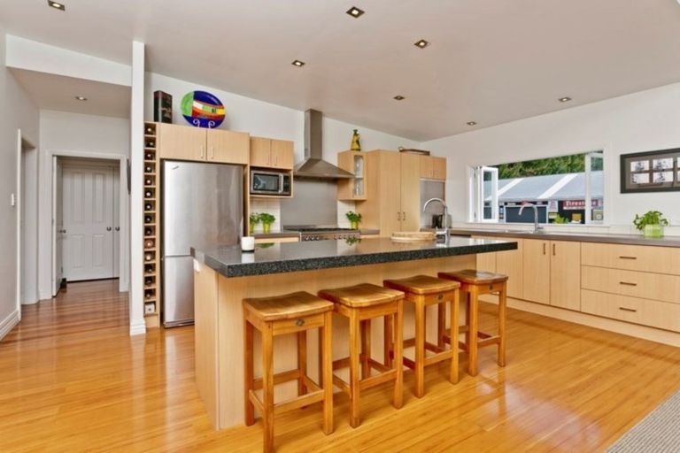 Photo of property in 62 Boord Crescent, Kumeu, 0891