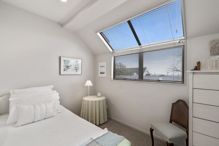 Photo of property in 2/64 Onewa Road, Northcote, Auckland, 0627