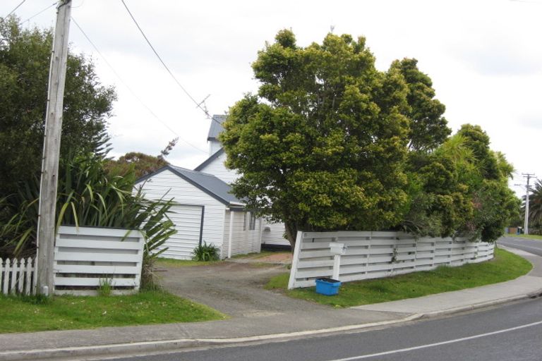 Photo of property in 1375 Whangaparaoa Road, Army Bay, Whangaparaoa, 0930