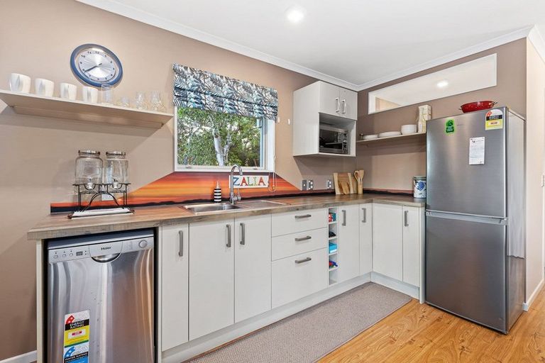 Photo of property in 127 Whangaparaoa Road, Red Beach, 0932