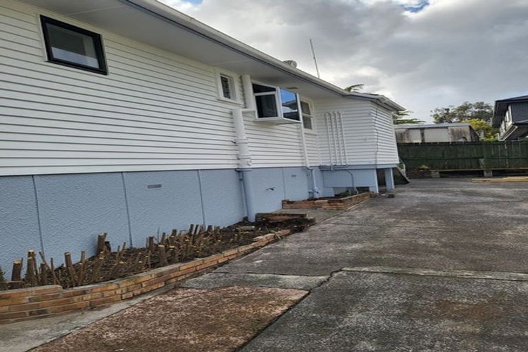 Photo of property in 4 Beazley Place, Glendene, Auckland, 0602