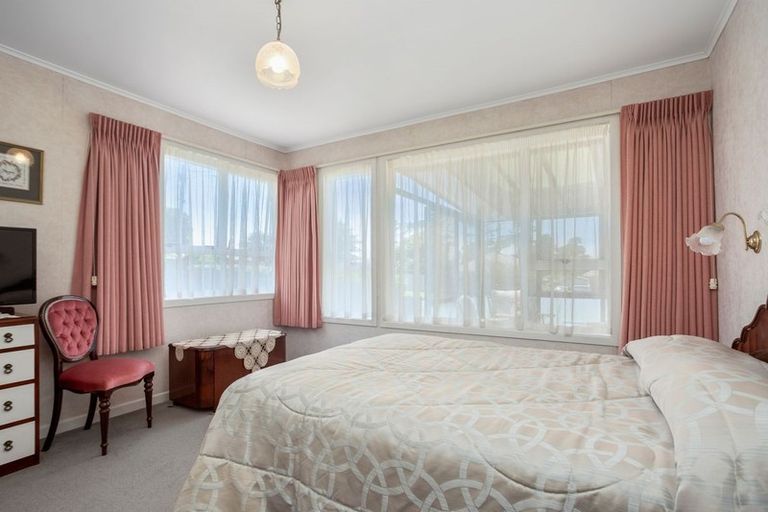 Photo of property in 15 Tiki Street, New Lynn, Auckland, 0600