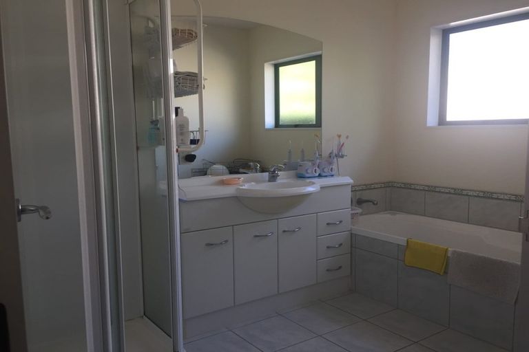 Photo of property in 11 Hercules Drive, Henderson, Auckland, 0612