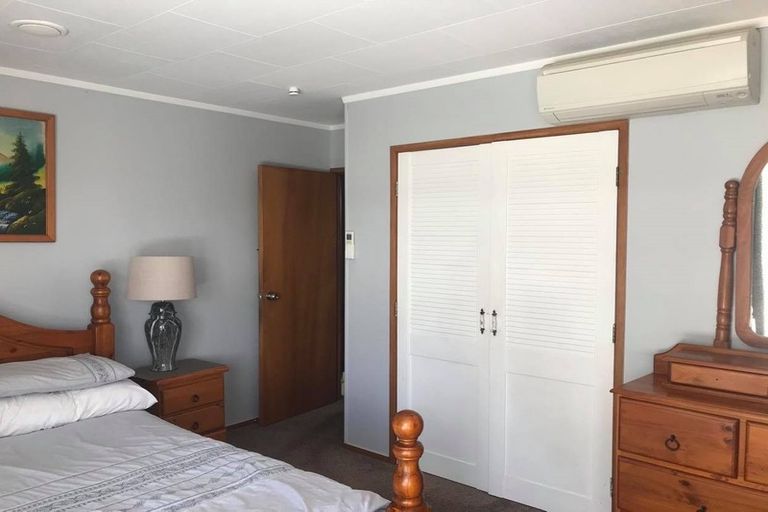 Photo of property in 16 Fitzherbert Avenue, West Harbour, Auckland, 0618