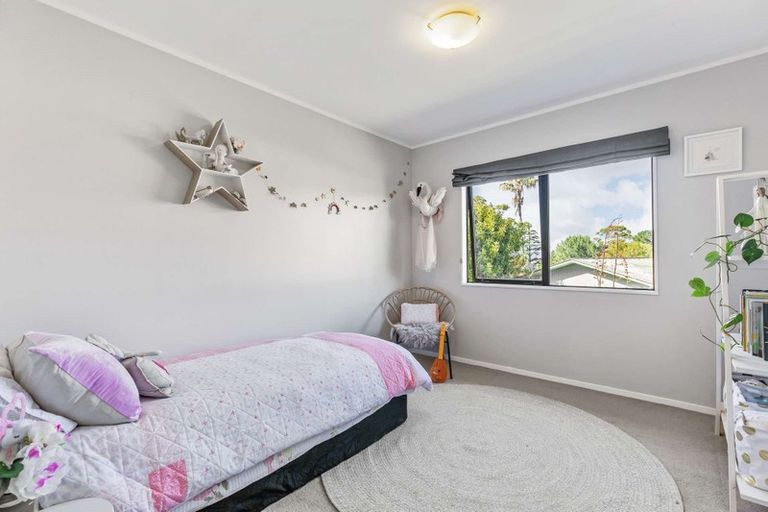 Photo of property in 1/6 Nielsen Place, Massey, Auckland, 0614