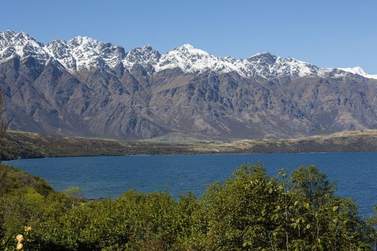 Photo of property in 72 Cedar Drive, Kelvin Heights, Queenstown, 9300