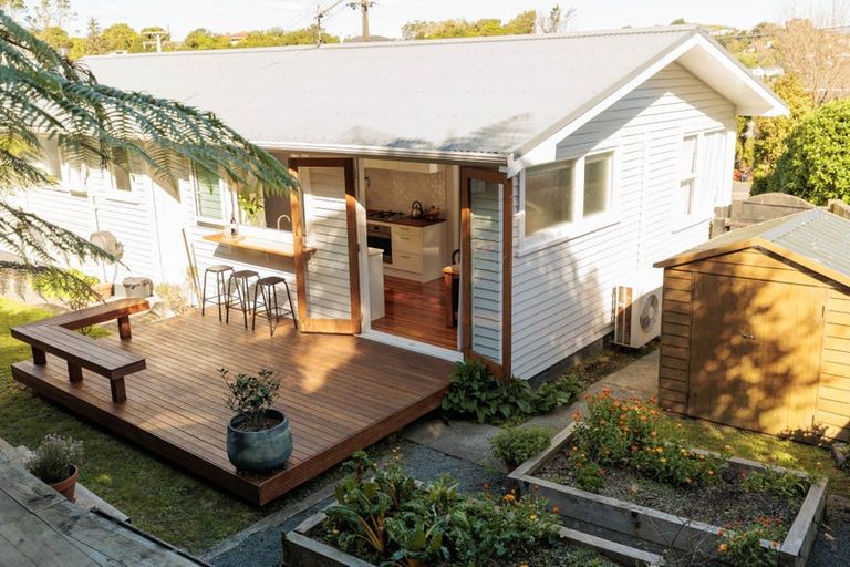 Photo of property in 10 Cotswold Crescent, Newlands, Wellington, 6037