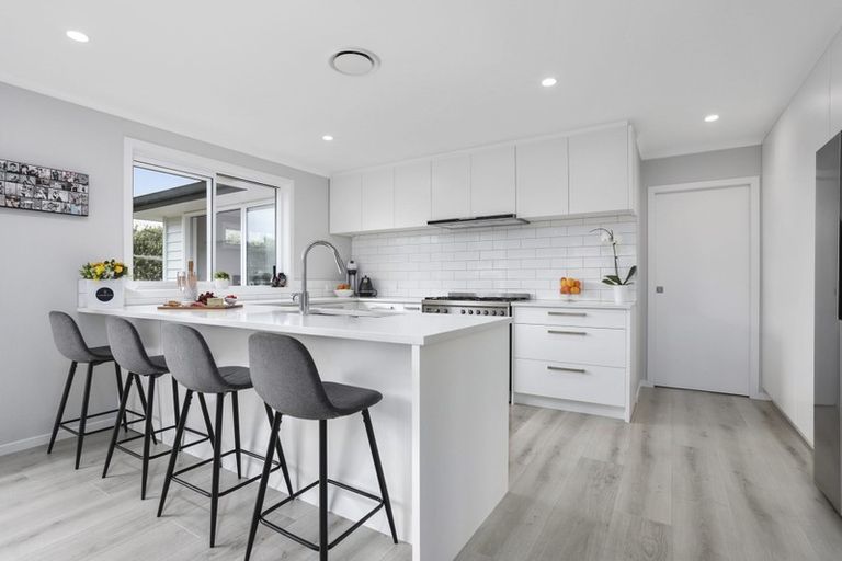 Photo of property in 4 Sir Lincoln Drive, Kumeu, 0810