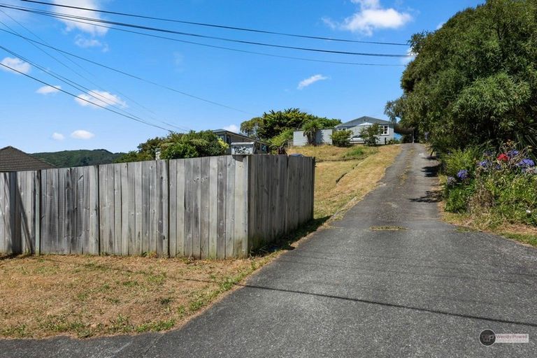 Photo of property in 15 Davis Grove, Wainuiomata, Lower Hutt, 5014