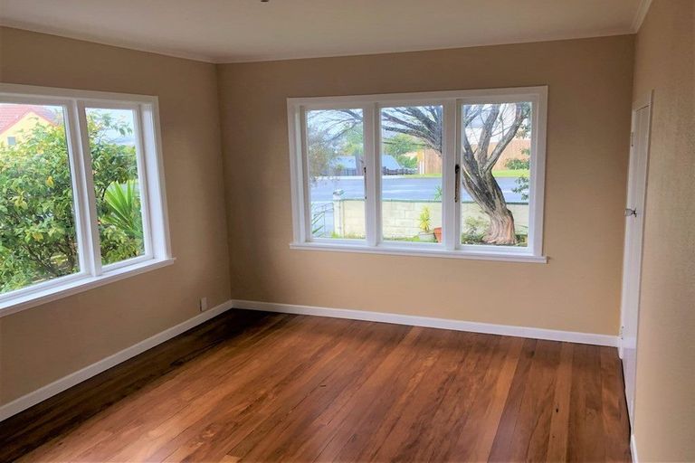 Photo of property in 213 Sturges Road, Henderson, Auckland, 0612