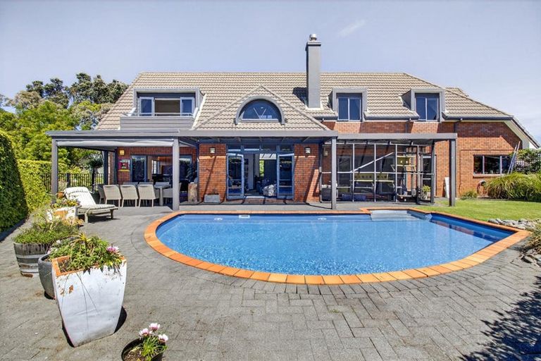 Photo of property in 28 Connemara Court, West Harbour, Auckland, 0618