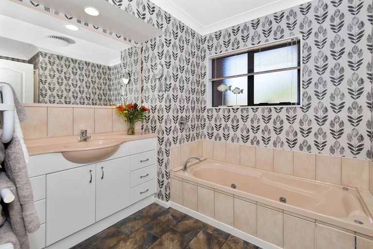 Photo of property in 2/27 Queen Street, Papakura, 2110