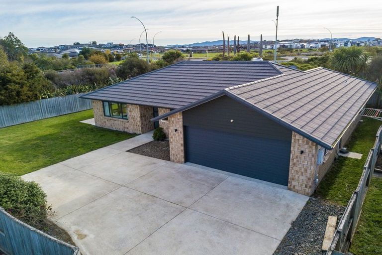 Photo of property in 35 Whitney Place, Rototuna North, Hamilton, 3210