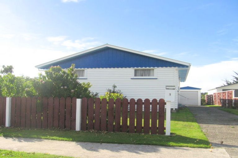 Photo of property in 1 Gillies Place, Ranui, Porirua, 5024