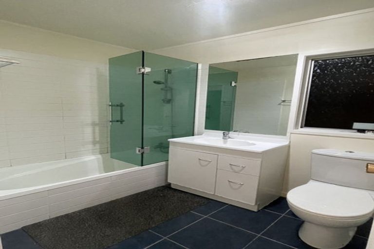 Photo of property in 17 Theban Place, Totara Vale, Auckland, 0629
