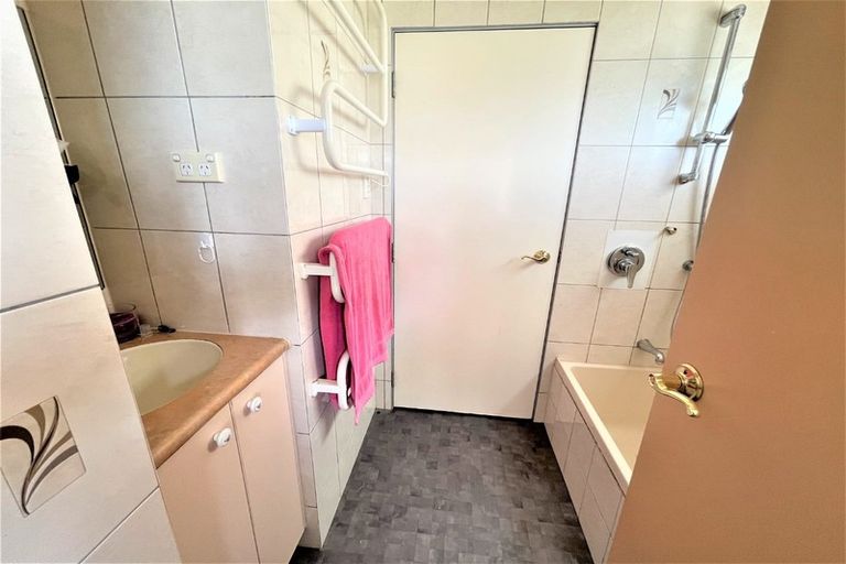 Photo of property in 69 Chilcott Road, Henderson, Auckland, 0612