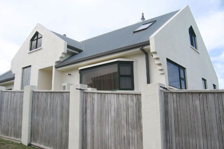 Photo of property in 9 Paratu Way, Strathmore Park, Wellington, 6022