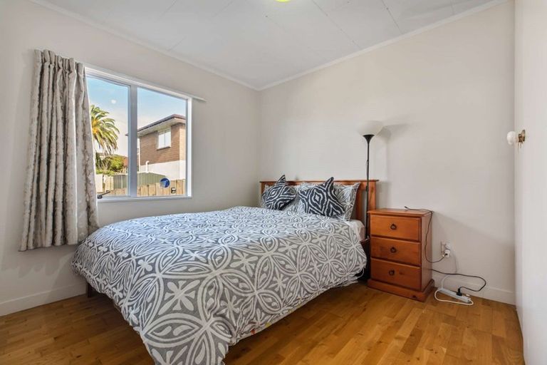 Photo of property in 2/21 Te Atatu Road, Te Atatu South, Auckland, 0610