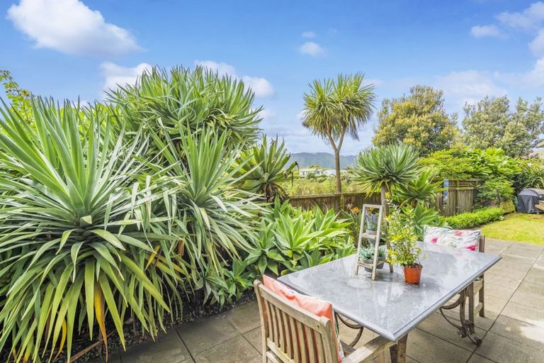 Photo of property in 18 Olliver Grove, Waikanae Beach, Waikanae, 5036