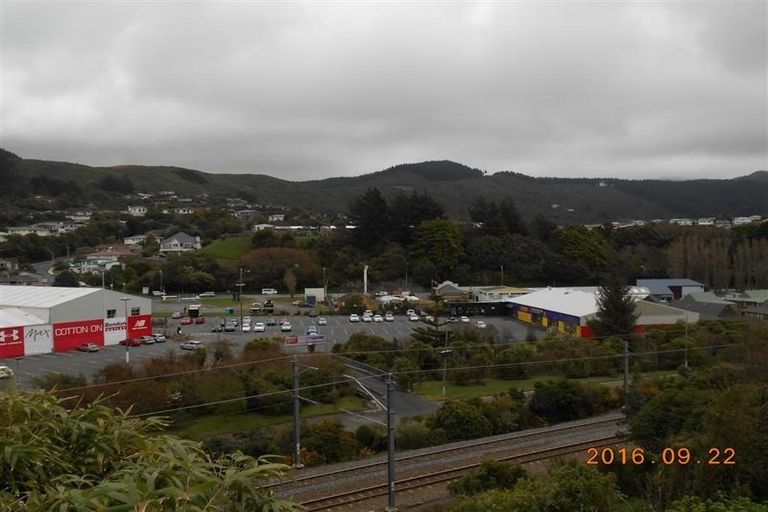 Photo of property in 13b Florio Terrace, Tawa, Wellington, 5028