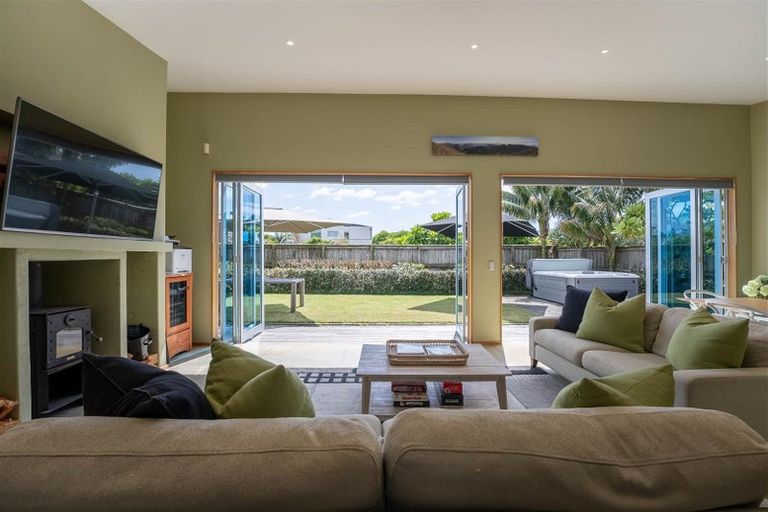 Photo of property in 32 Taumata Road, Omaha, 0986