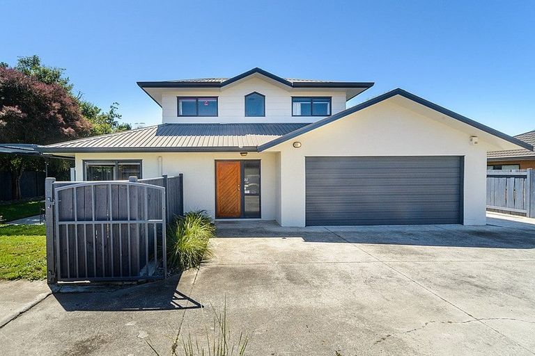Photo of property in 17 Woburn Place, Takaro, Palmerston North, 4412
