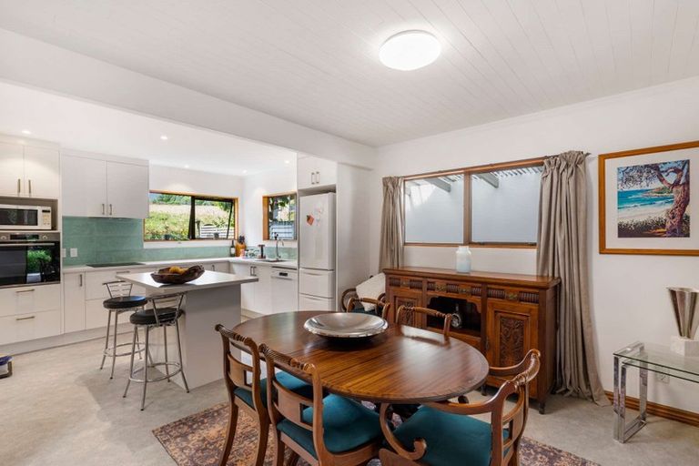 Photo of property in 25 Napuka Road, Henderson Valley, Auckland, 0612