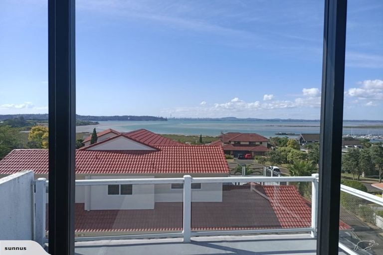 Photo of property in 12 Searidge Rise, West Harbour, Auckland, 0618