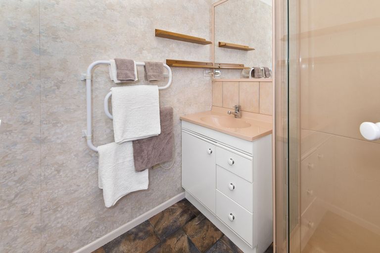 Photo of property in 2/27 Queen Street, Papakura, 2110