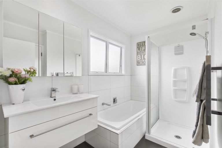 Photo of property in 2/6 Strabo Place, Windsor Park, Auckland, 0632