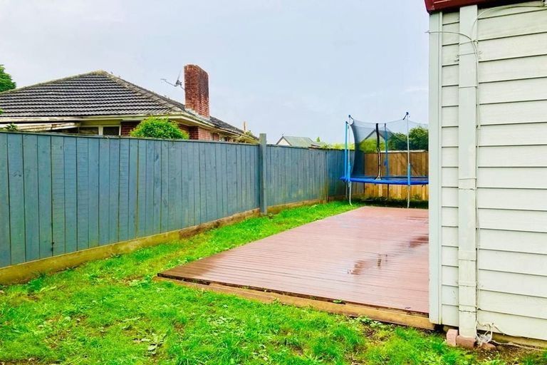 Photo of property in 2 Caspian Close, New Lynn, Auckland, 0600