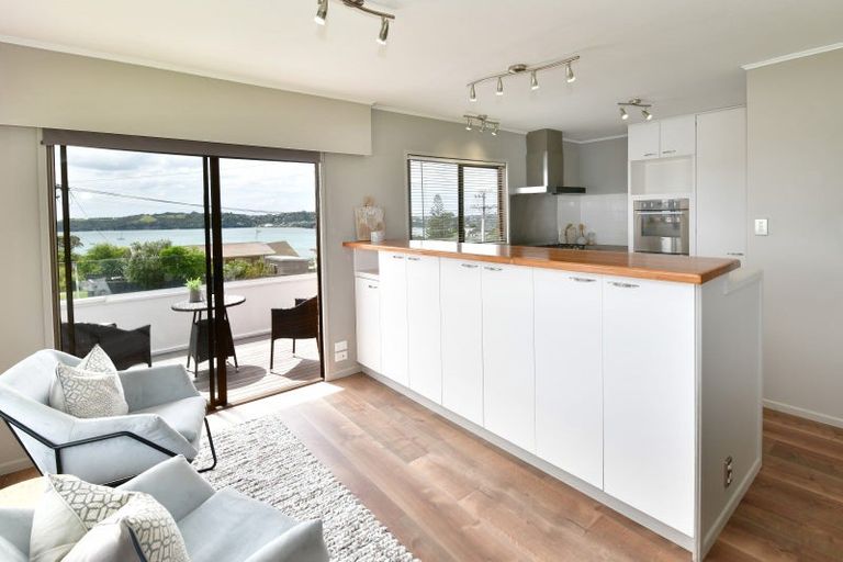 Photo of property in 18 Melandra Road, Stanmore Bay, Whangaparaoa, 0932