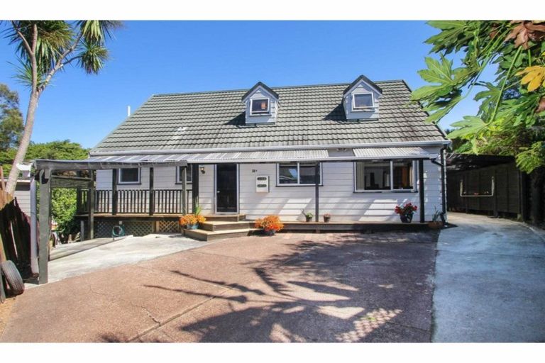 Photo of property in 1/18 Teviot Place, Totara Vale, Auckland, 0629