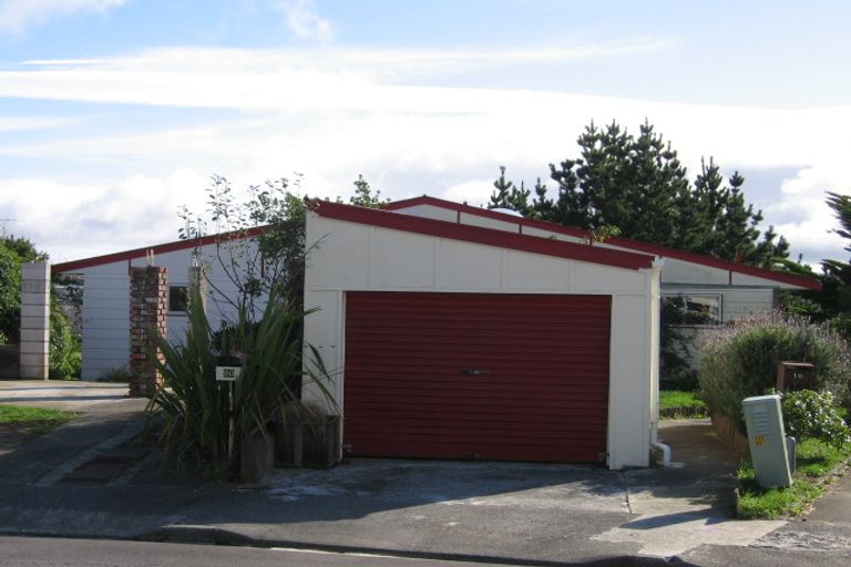 Photo of property in 20 Kingsbridge Place, Newlands, Wellington, 6037