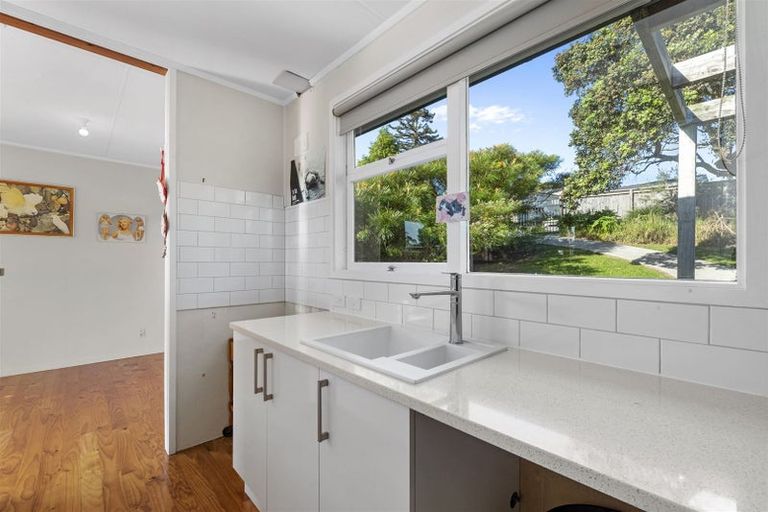Photo of property in 17 Holt Avenue, Torbay, Auckland, 0630
