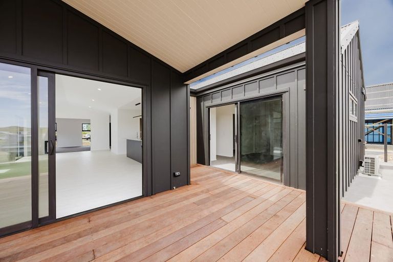 Photo of property in 14 Annie Aranui Drive, Poraiti, 4182