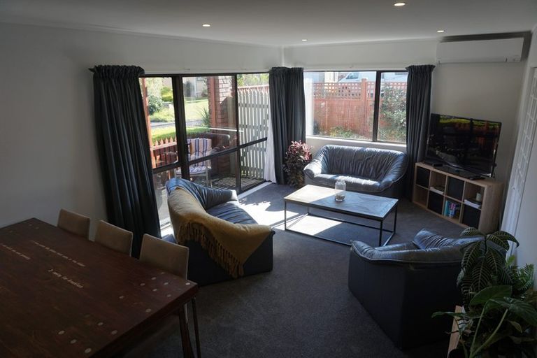 Photo of property in 4 Bosnyak Drive, Te Atatu South, Auckland, 0610