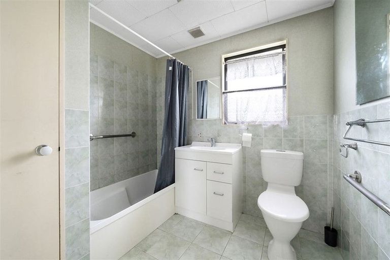 Photo of property in 2 Fruitvale Road, New Lynn, Auckland, 0600