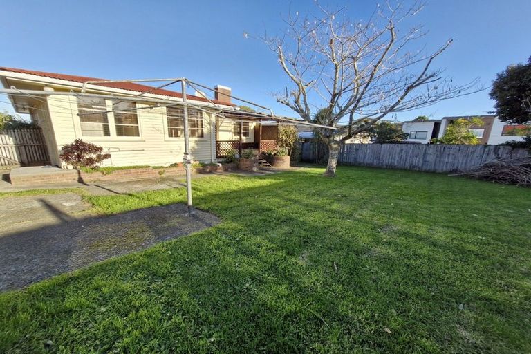 Photo of property in 26 Coniston Avenue, Te Atatu South, Auckland, 0610