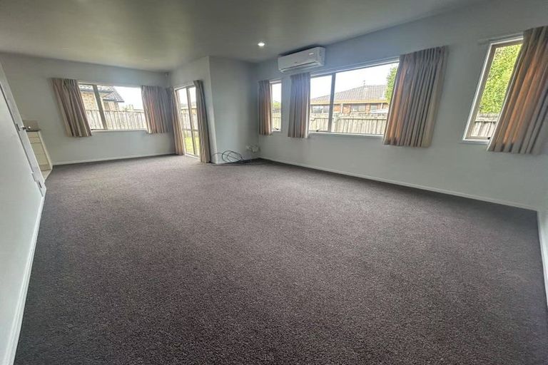 Photo of property in 7b Woodbank Drive, Glen Eden, Auckland, 0602