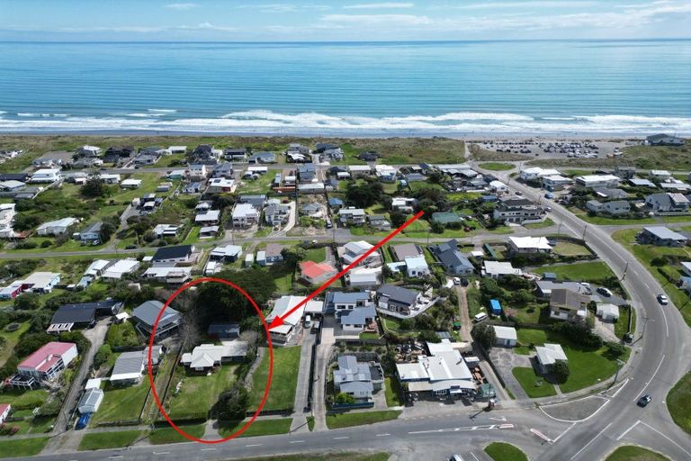 Photo of property in 46 Signal Street, Foxton Beach, Foxton, 4815