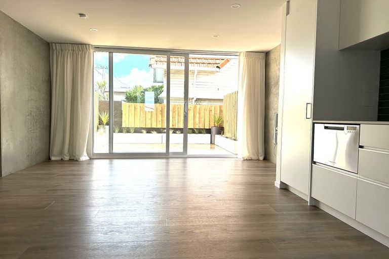 Photo of property in 144 Apu Crescent, Lyall Bay, Wellington, 6022