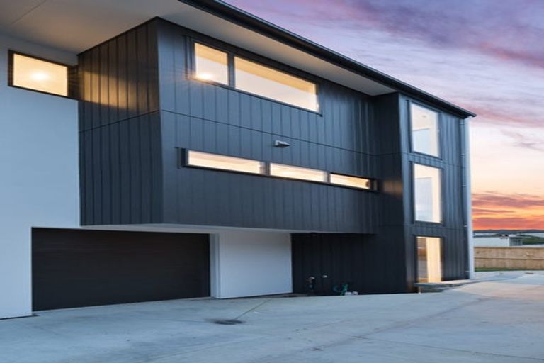 Photo of property in 64a Sungrove Rise, Sunnyvale, Auckland, 0612